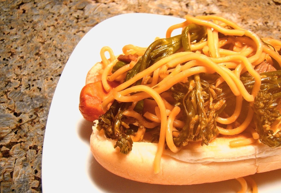 Yakisoba Dog (by Vegan Feast Catering)